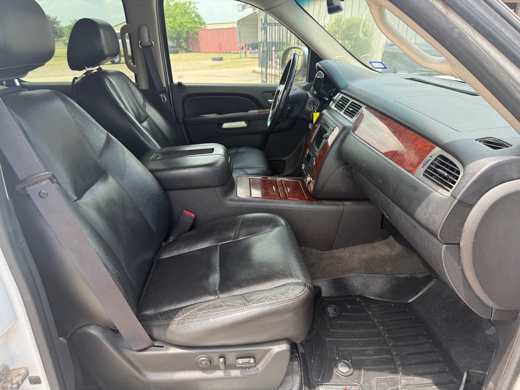 2011 Chevrolet Suburban Image 13