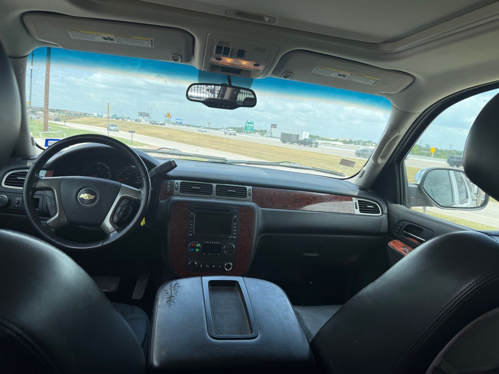 2011 Chevrolet Suburban Image 17