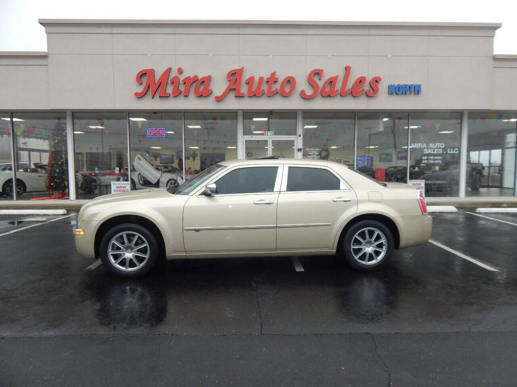 2010 Chrysler 300 Image 1