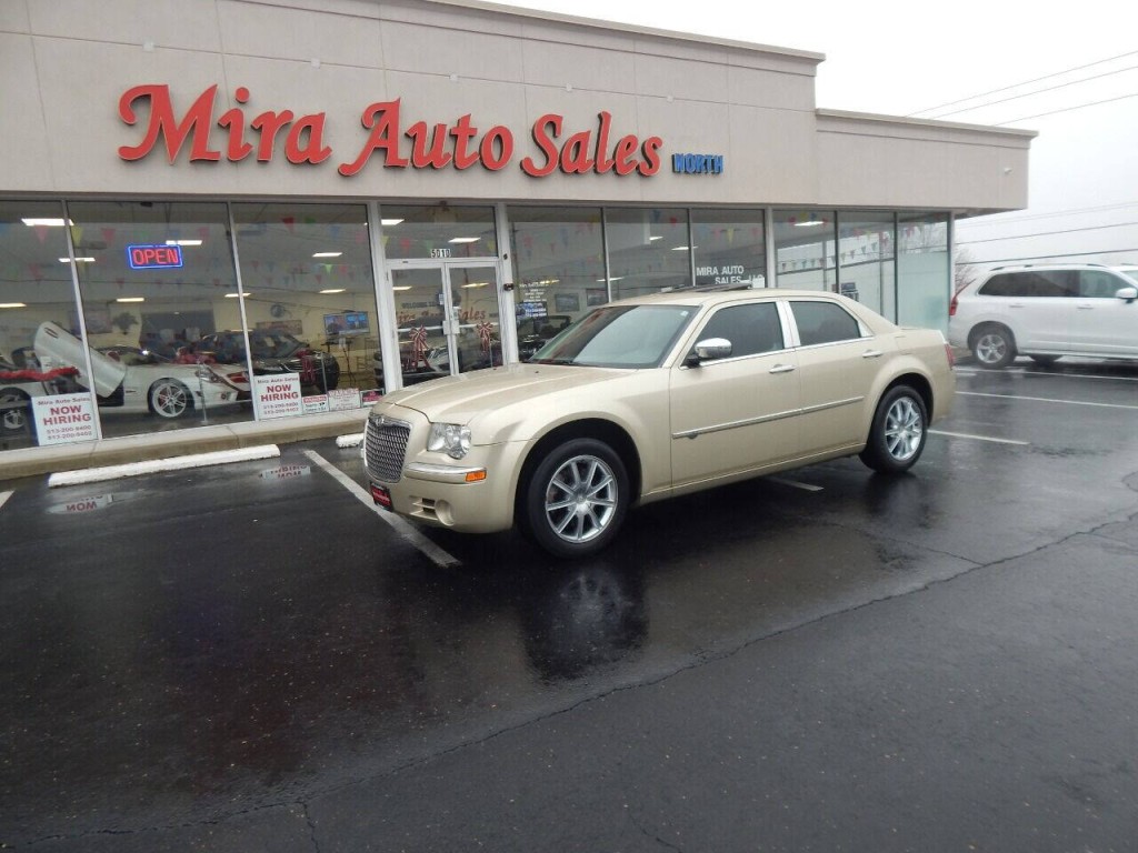 2010 Chrysler 300 Image 2