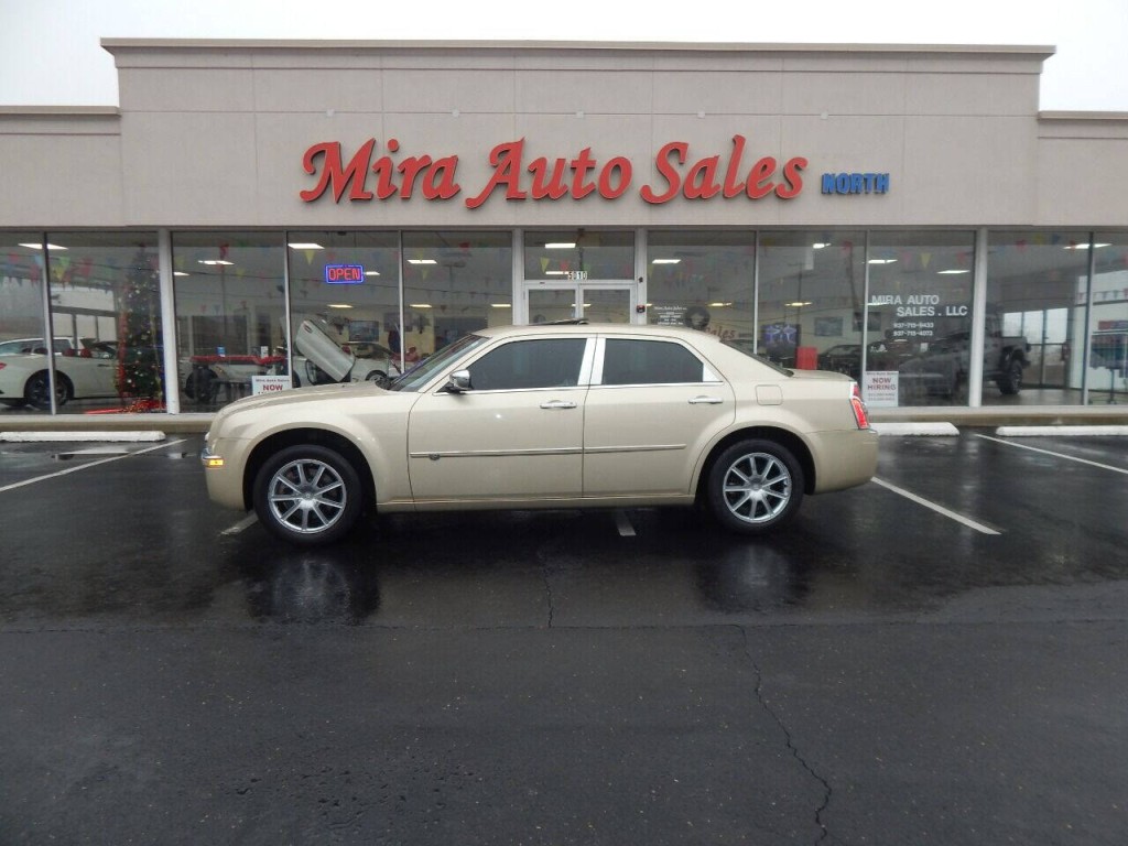 2010 Chrysler 300 Image 4