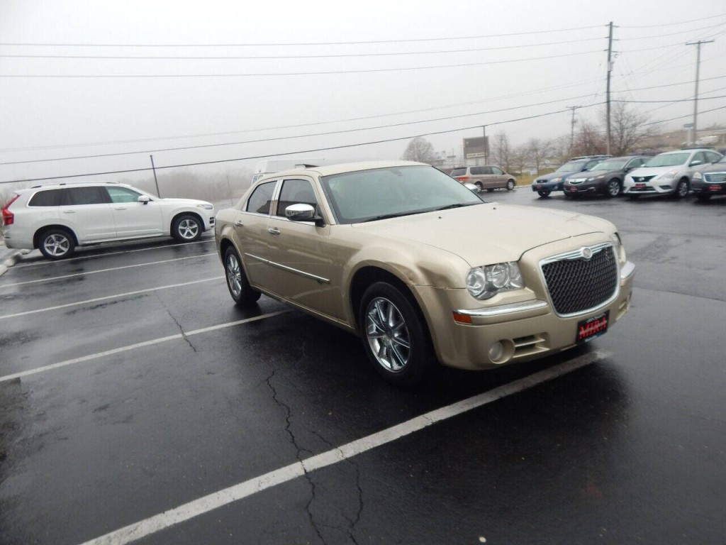 2010 Chrysler 300 Image 6