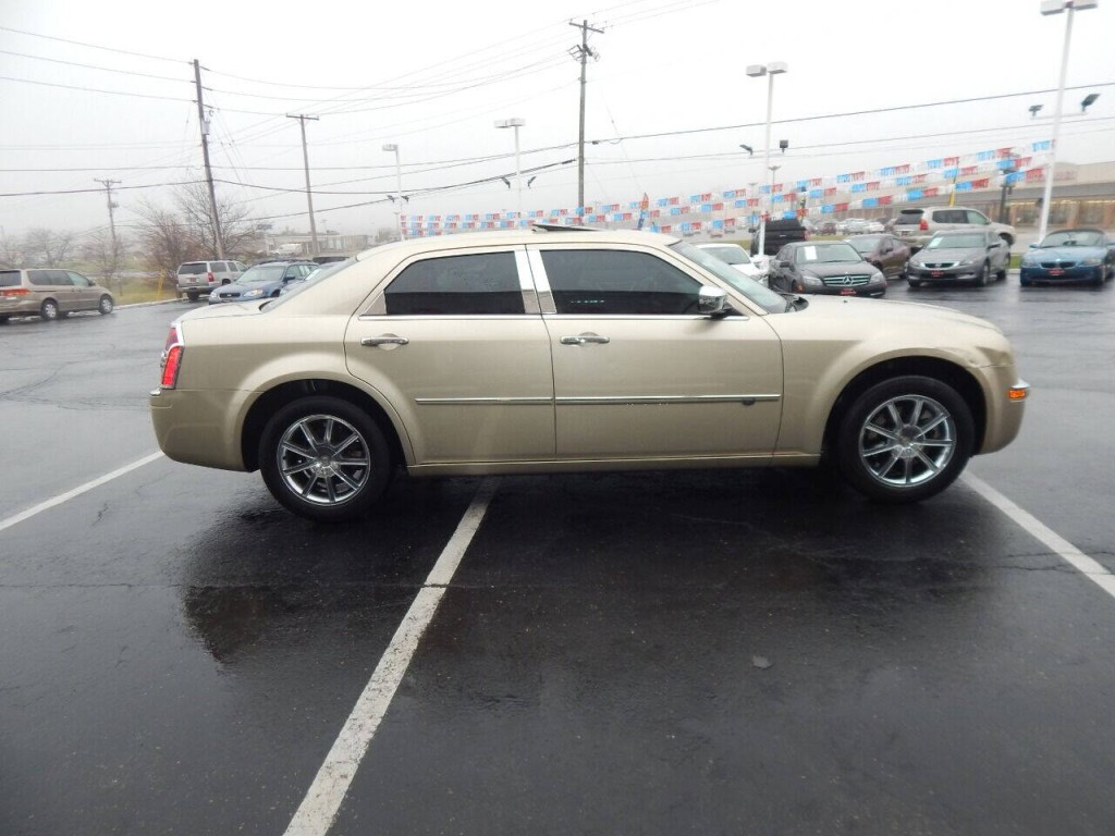 2010 Chrysler 300 Image 7