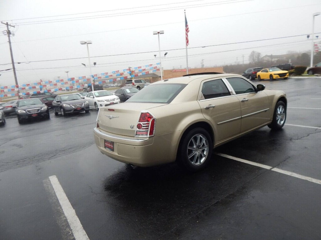 2010 Chrysler 300 Image 8