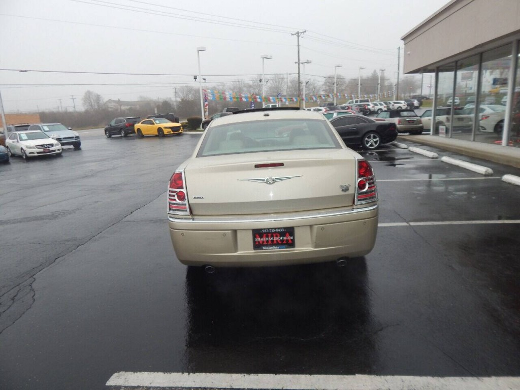 2010 Chrysler 300 Image 9