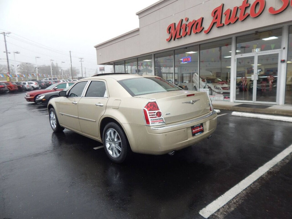2010 Chrysler 300 Image 10