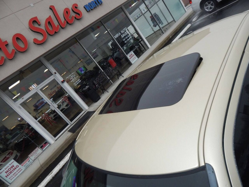 2010 Chrysler 300 Image 11