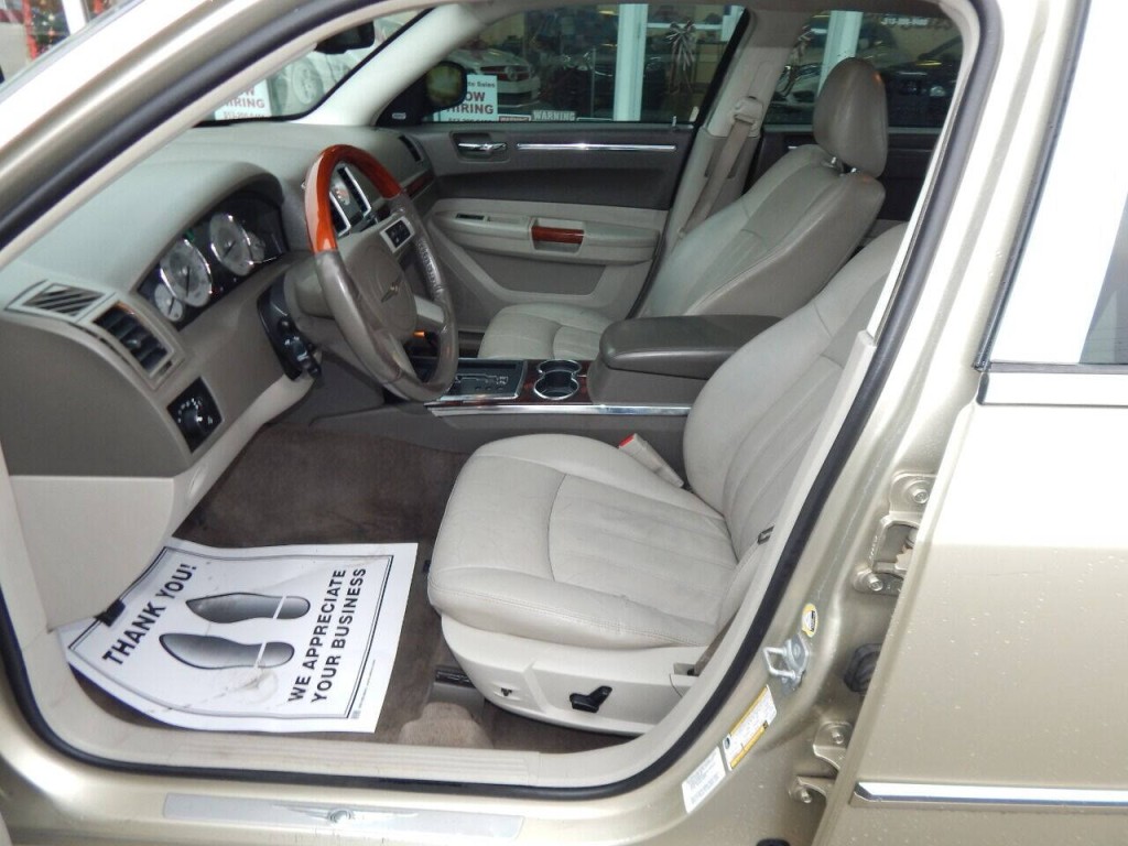 2010 Chrysler 300 Image 13