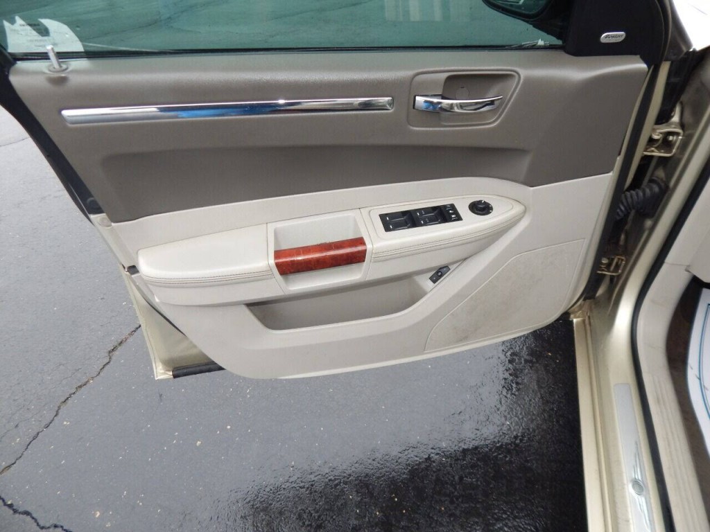 2010 Chrysler 300 Image 15