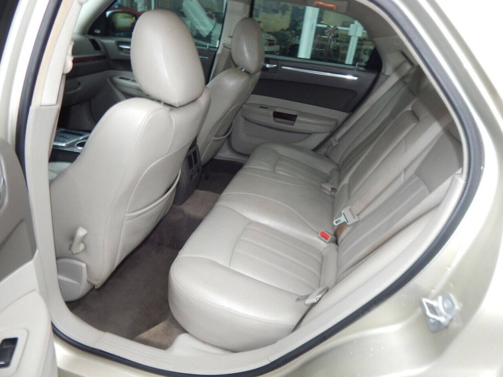 2010 Chrysler 300 Image 16