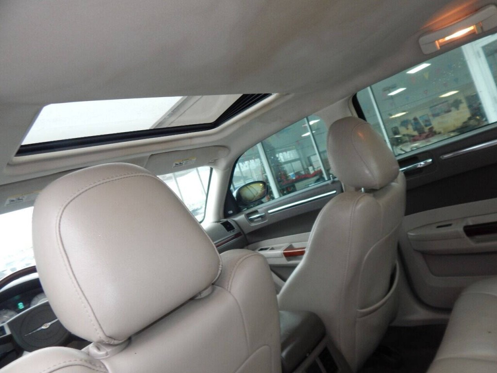 2010 Chrysler 300 Image 18
