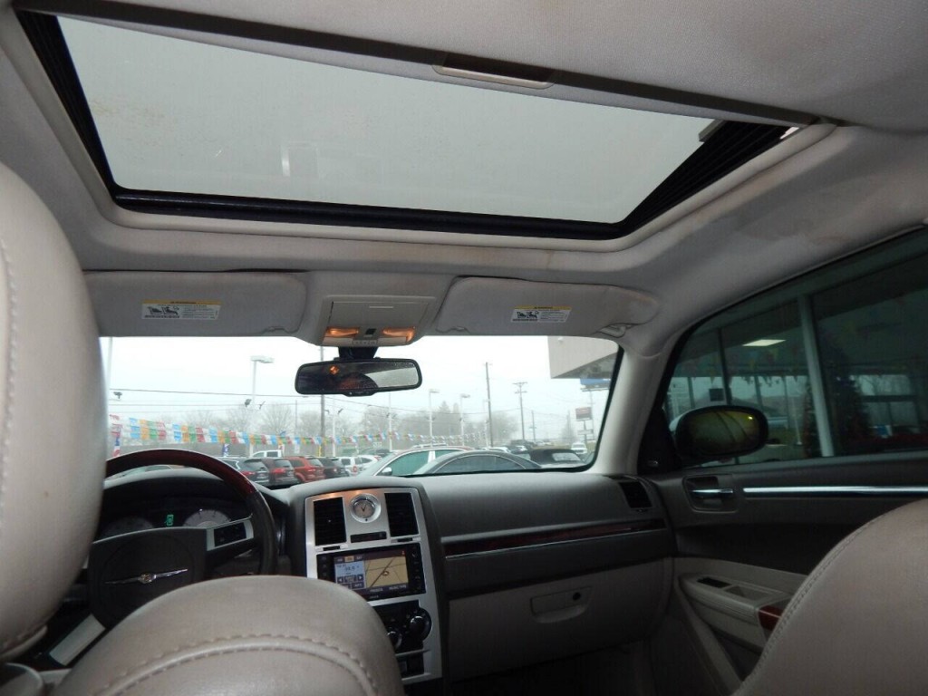 2010 Chrysler 300 Image 20