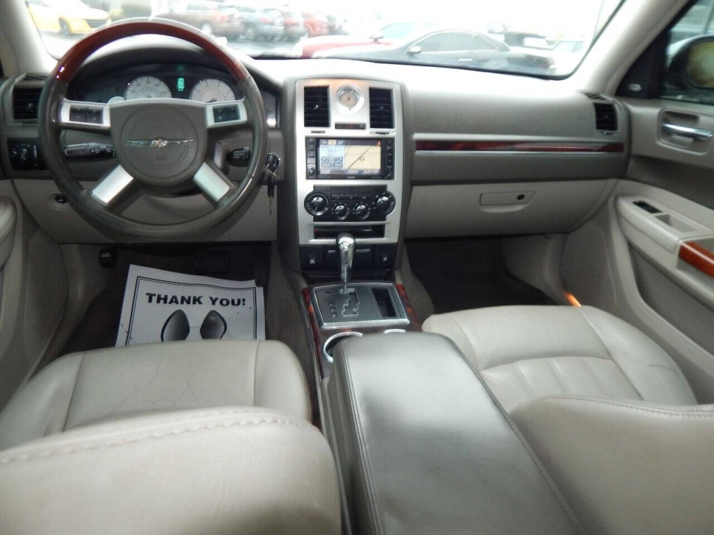 2010 Chrysler 300 Image 21