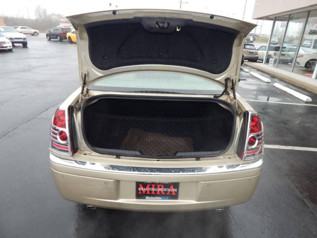 2010 Chrysler 300 Image 24