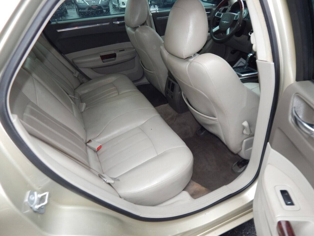2010 Chrysler 300 Image 25