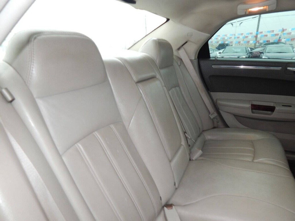 2010 Chrysler 300 Image 27