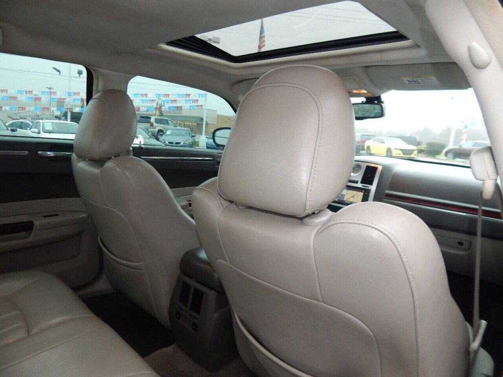 2010 Chrysler 300 Image 28