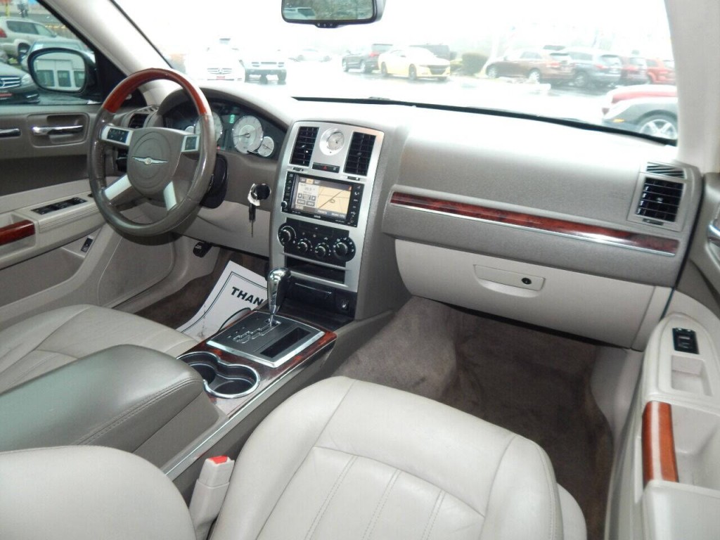 2010 Chrysler 300 Image 29