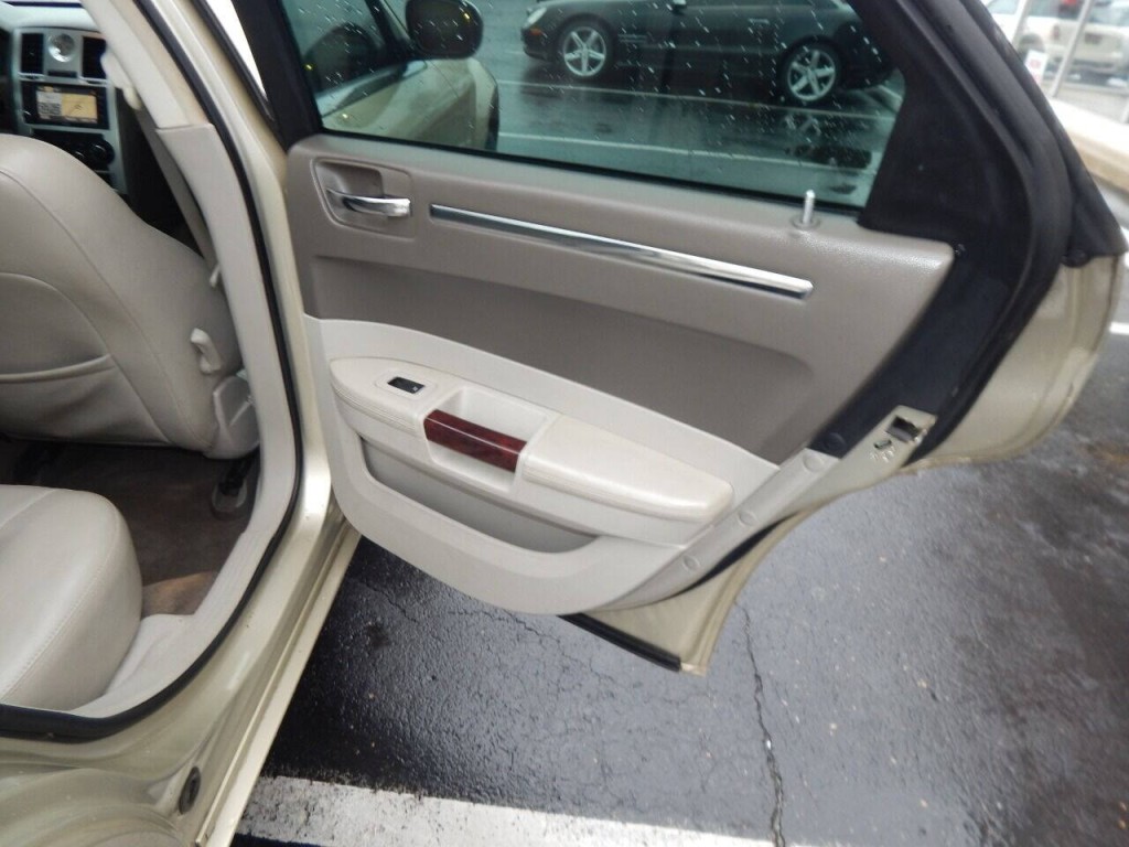 2010 Chrysler 300 Image 30