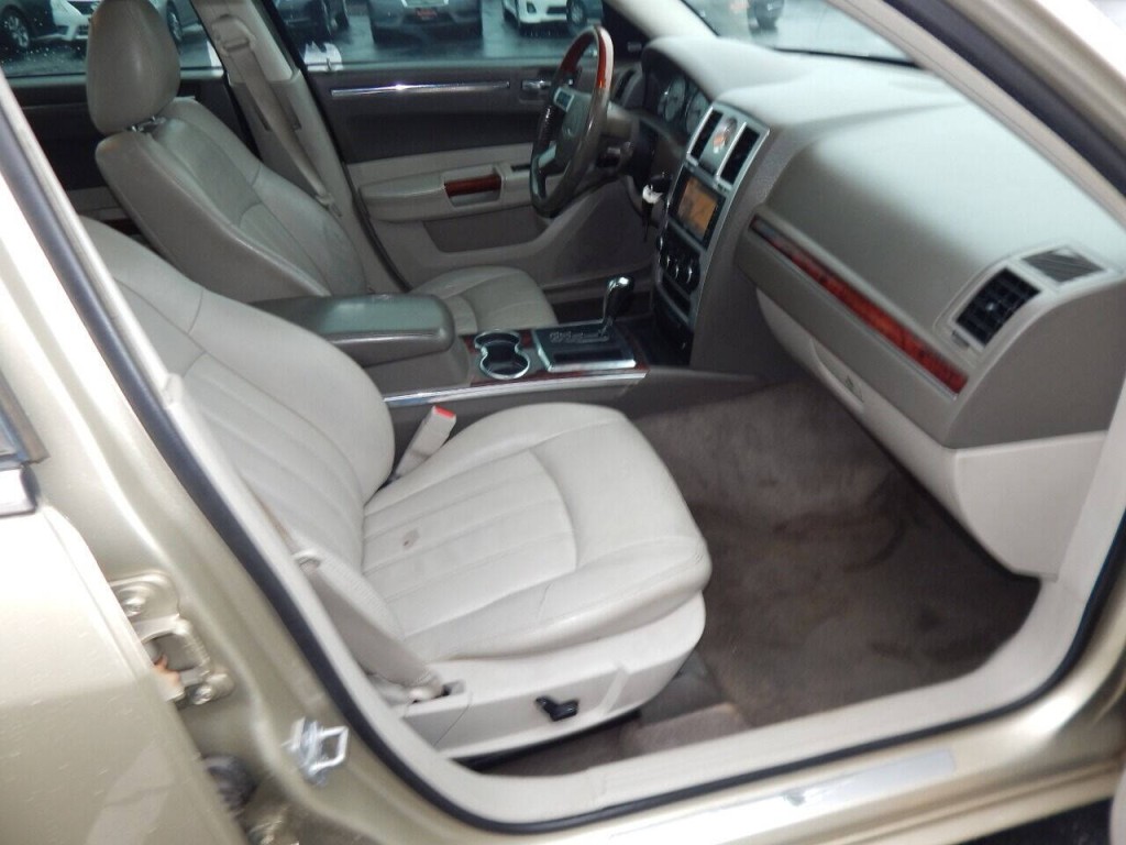 2010 Chrysler 300 Image 31