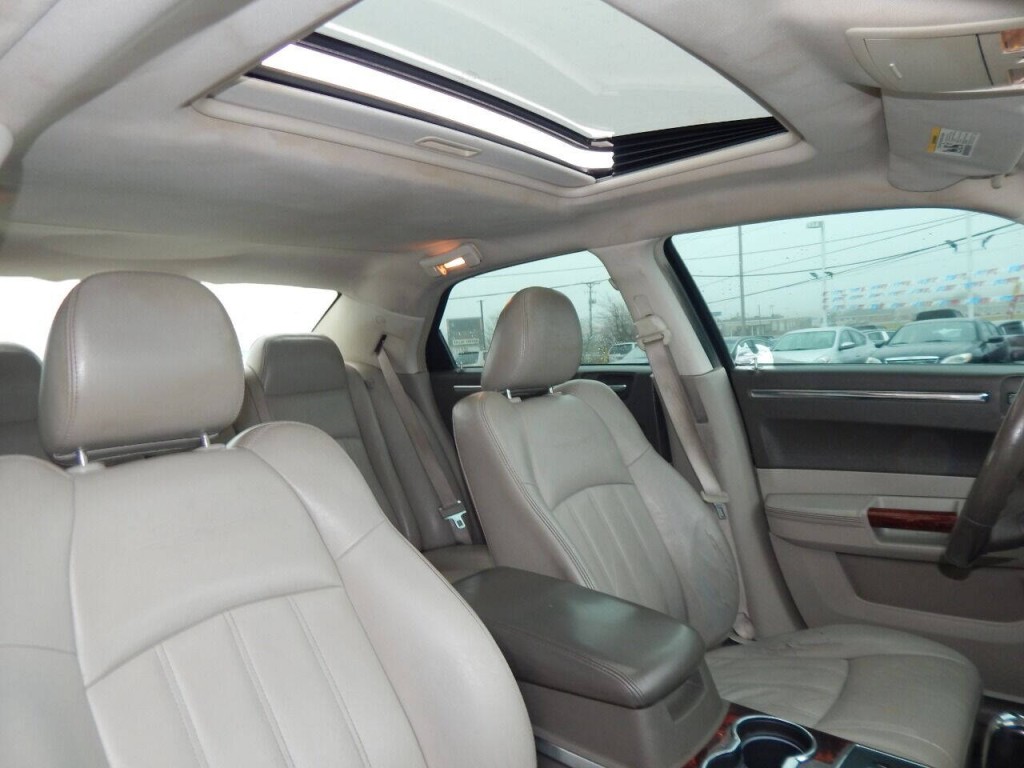 2010 Chrysler 300 Image 33