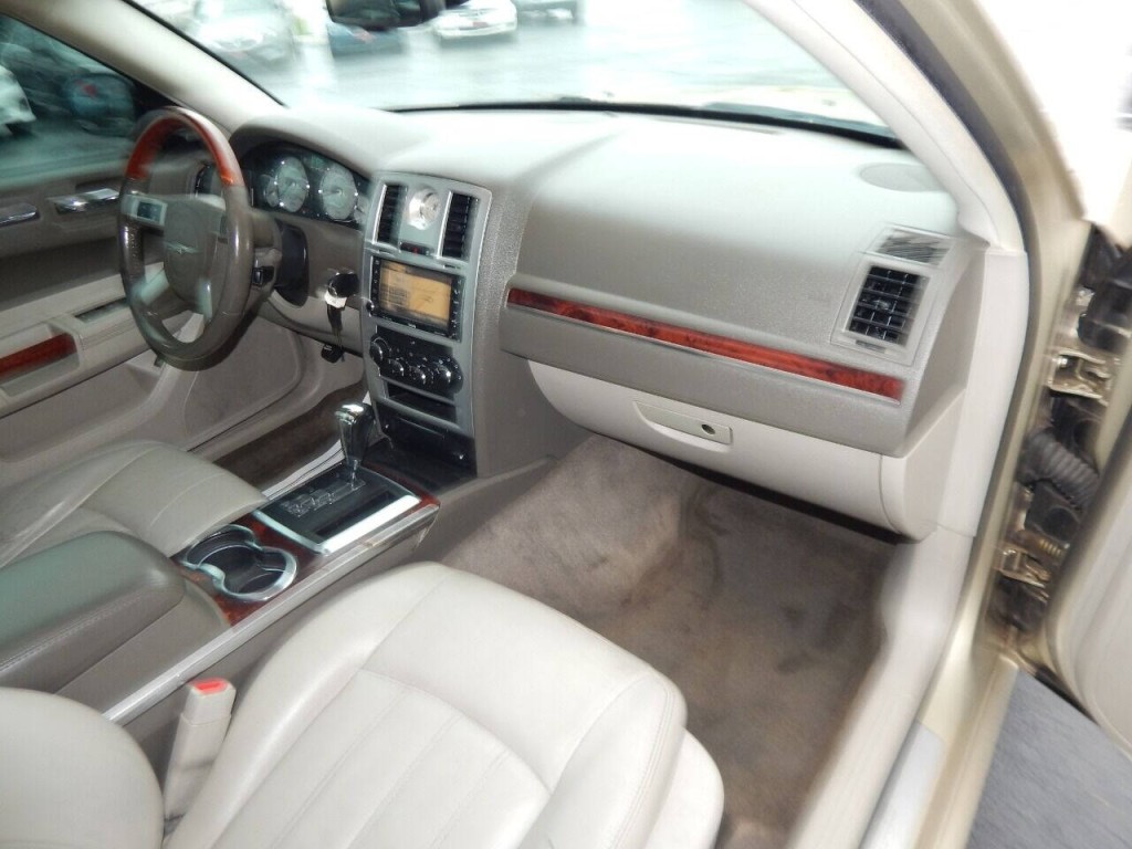 2010 Chrysler 300 Image 34