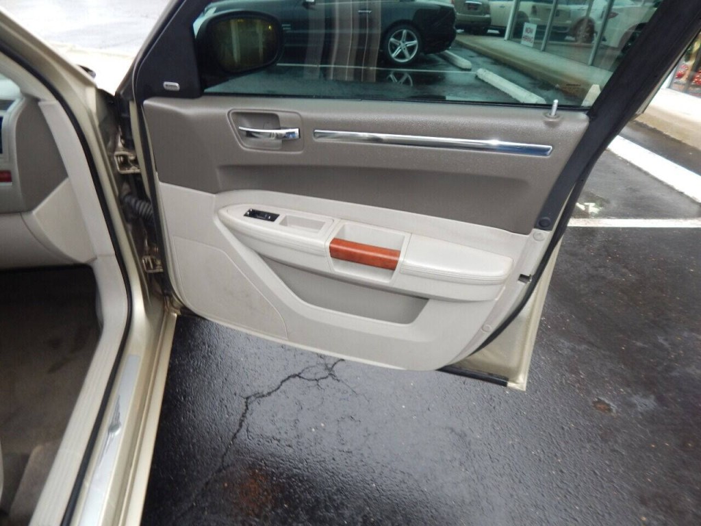 2010 Chrysler 300 Image 35
