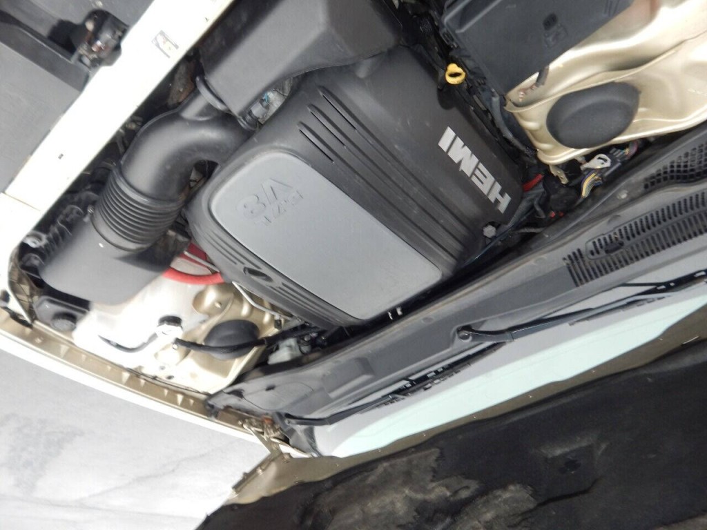 2010 Chrysler 300 Image 38