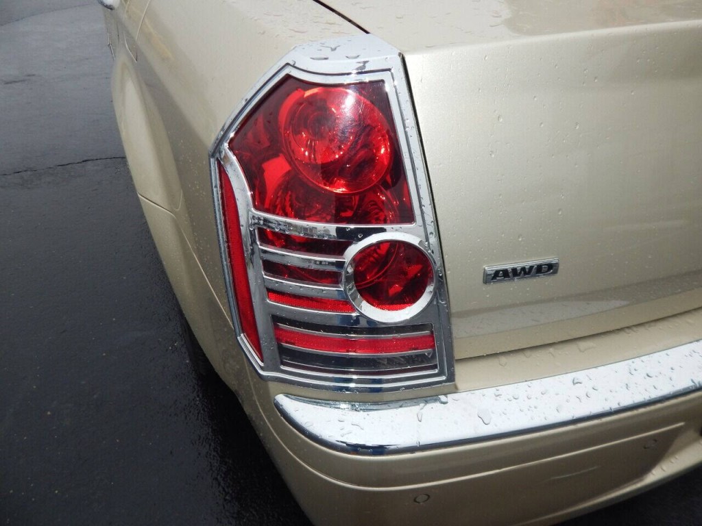 2010 Chrysler 300 Image 44