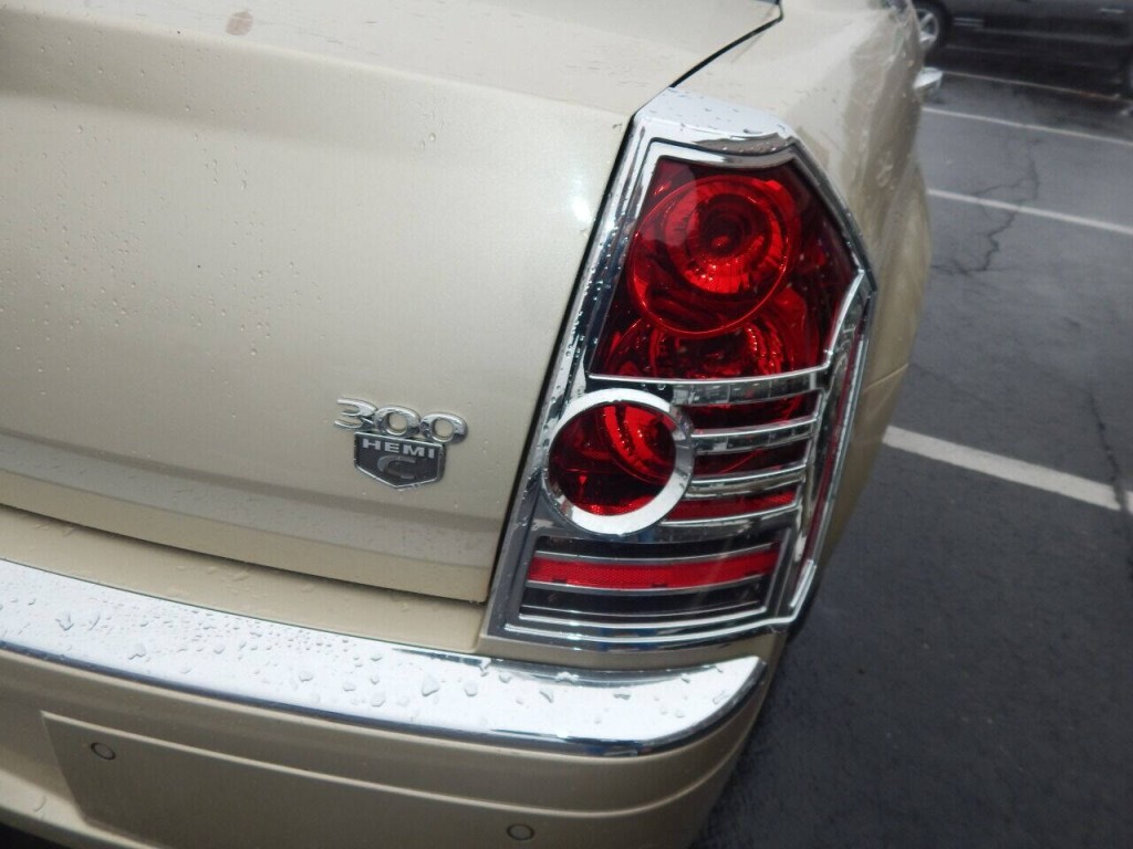2010 Chrysler 300 Image 46