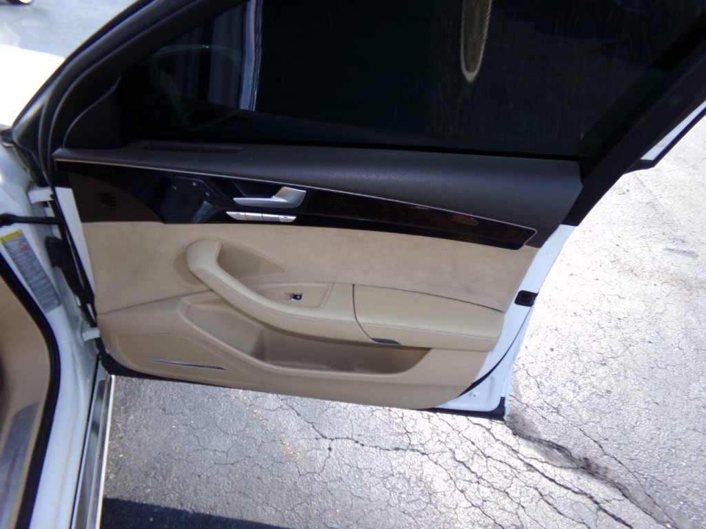 2012 Audi A8 Image 32