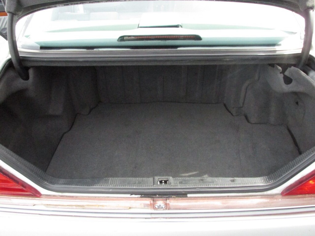 1992 Mercedes-Benz 400-Class Image 8