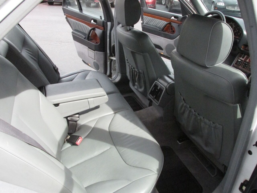 1992 Mercedes-Benz 400-Class Image 10