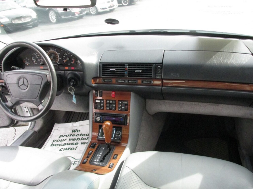 1992 Mercedes-Benz 400-Class Image 11