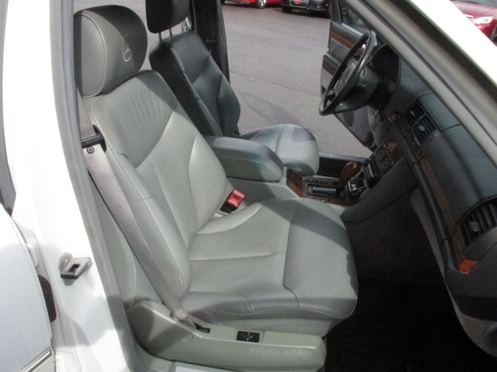 1992 Mercedes-Benz 400-Class Image 13