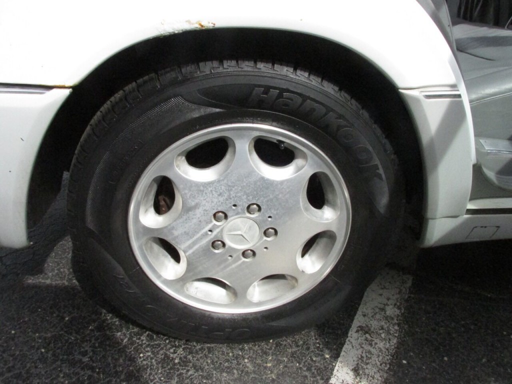 1992 Mercedes-Benz 400-Class Image 15