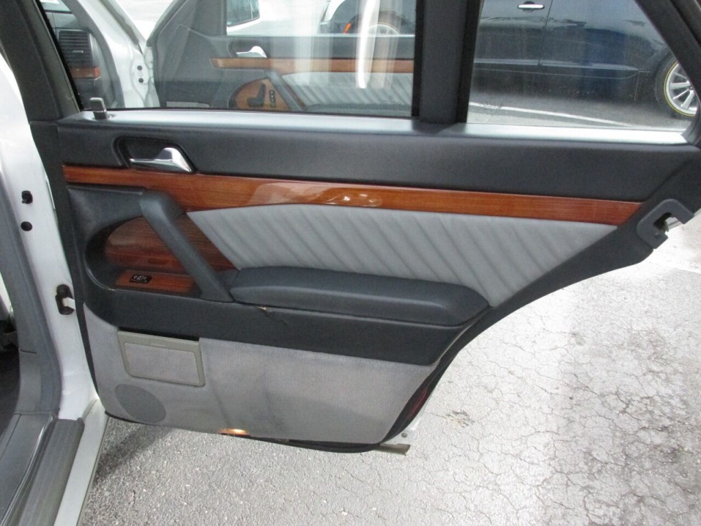 1992 Mercedes-Benz 400-Class Image 16