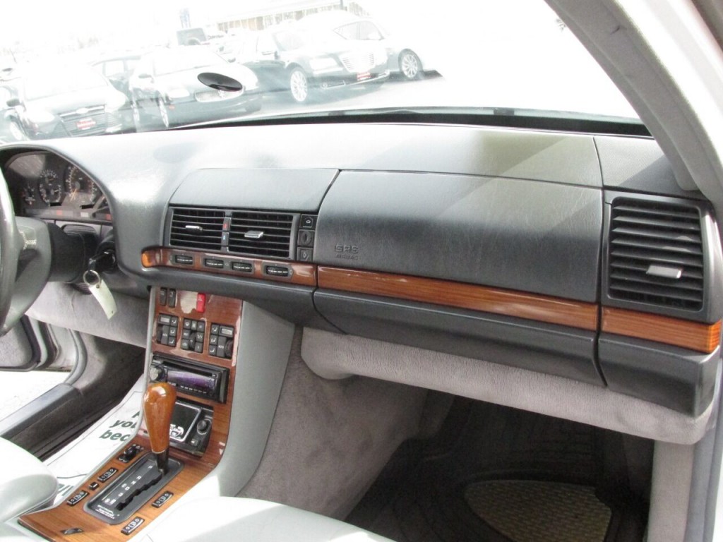 1992 Mercedes-Benz 400-Class Image 18