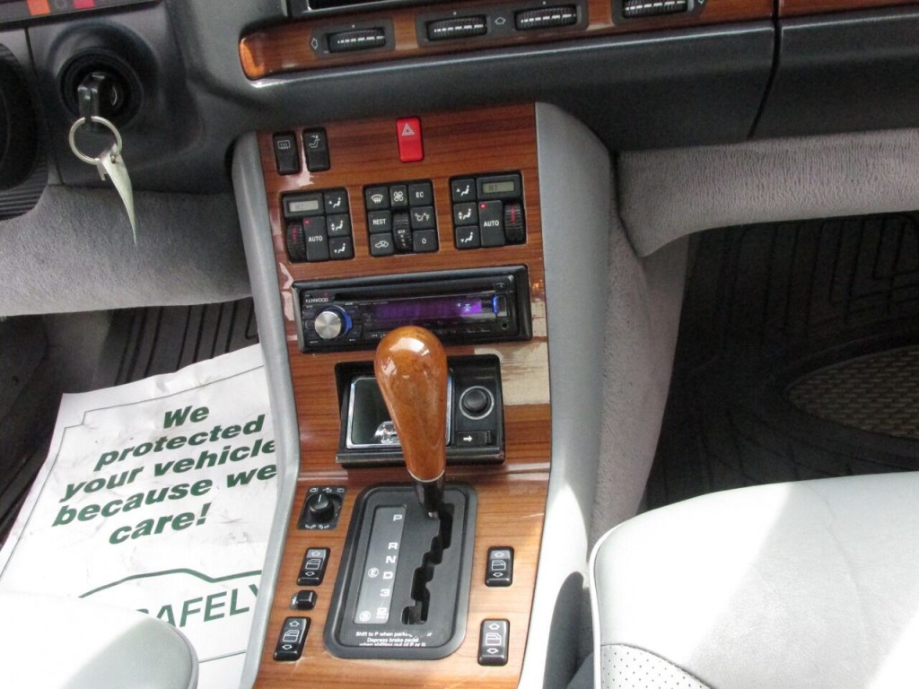1992 Mercedes-Benz 400-Class Image 19