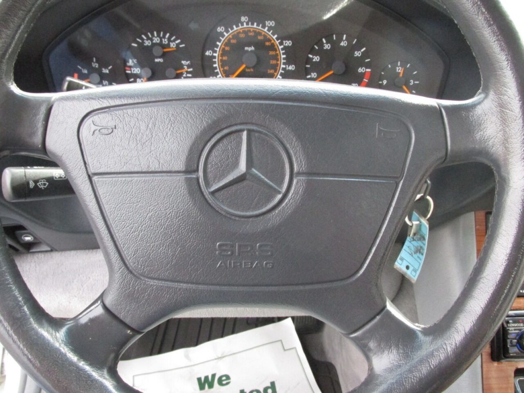 1992 Mercedes-Benz 400-Class Image 22