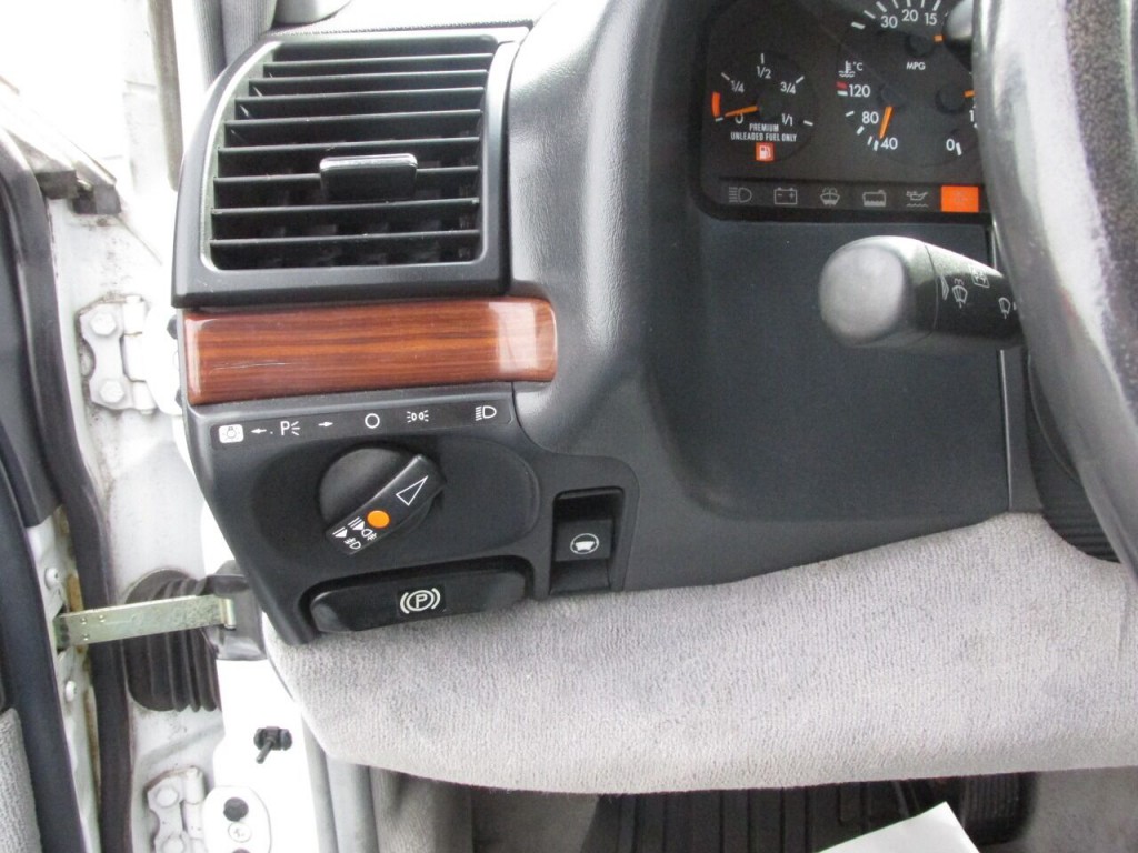 1992 Mercedes-Benz 400-Class Image 23