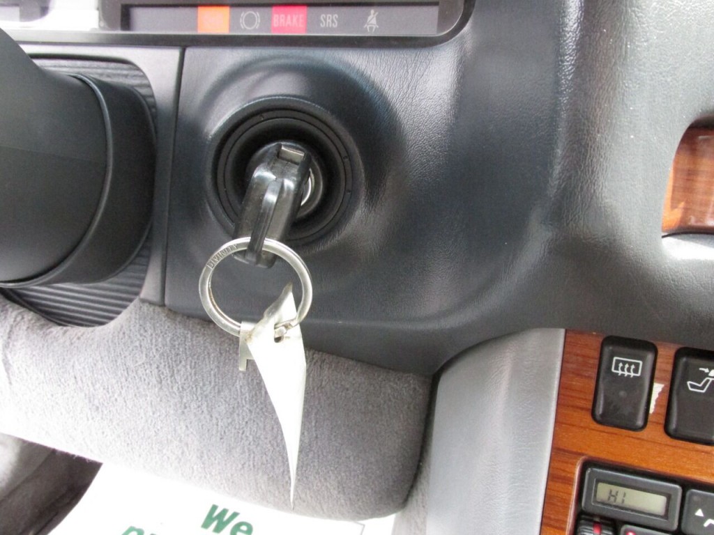 1992 Mercedes-Benz 400-Class Image 30