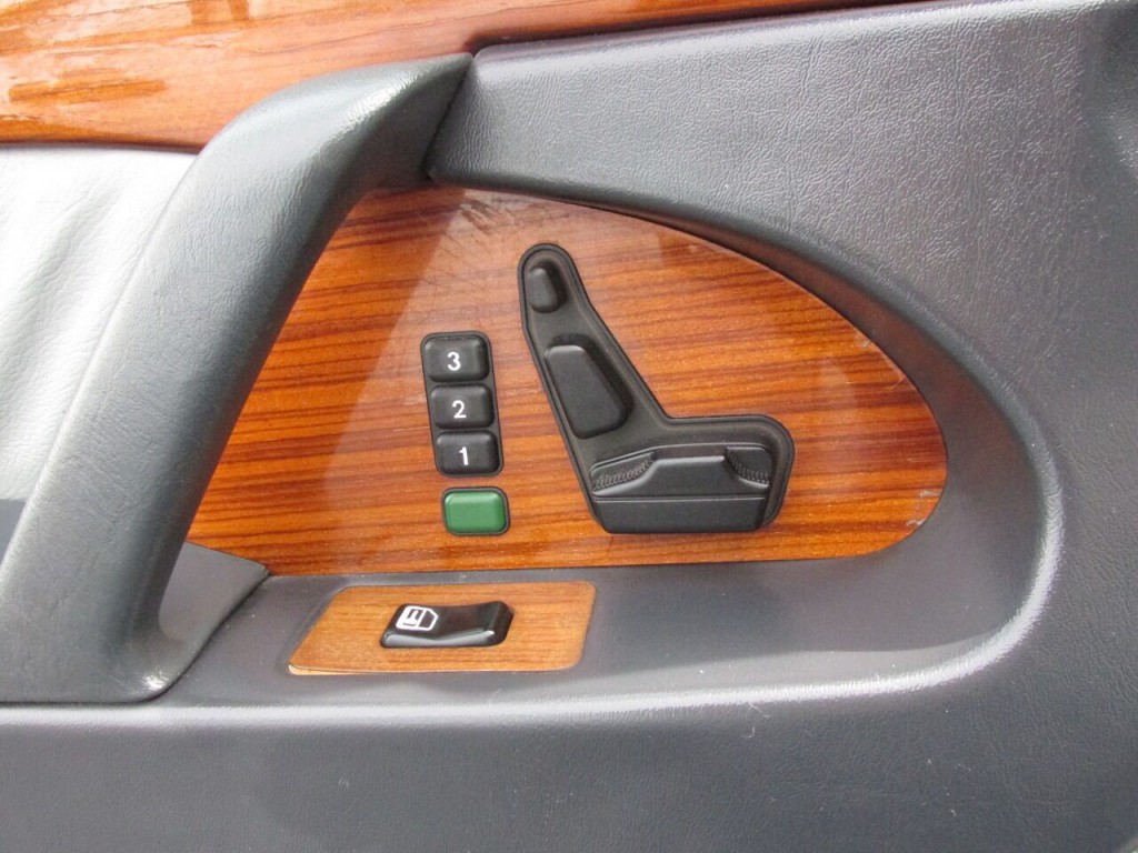 1992 Mercedes-Benz 400-Class Image 32