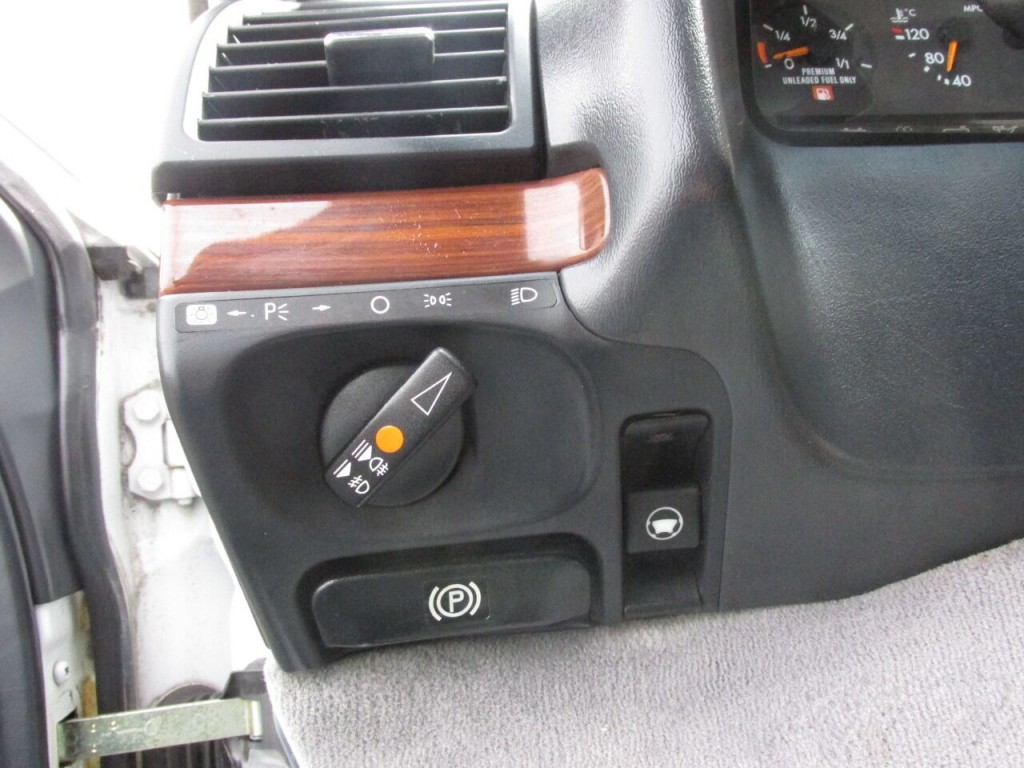 1992 Mercedes-Benz 400-Class Image 33