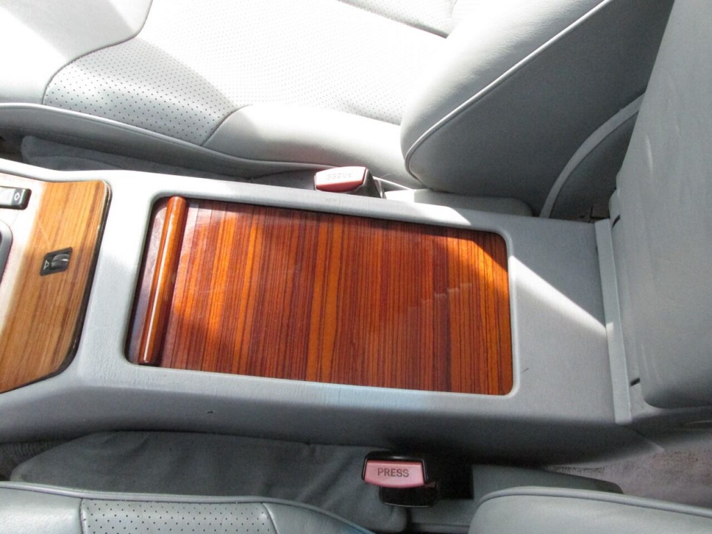 1992 Mercedes-Benz 400-Class Image 34