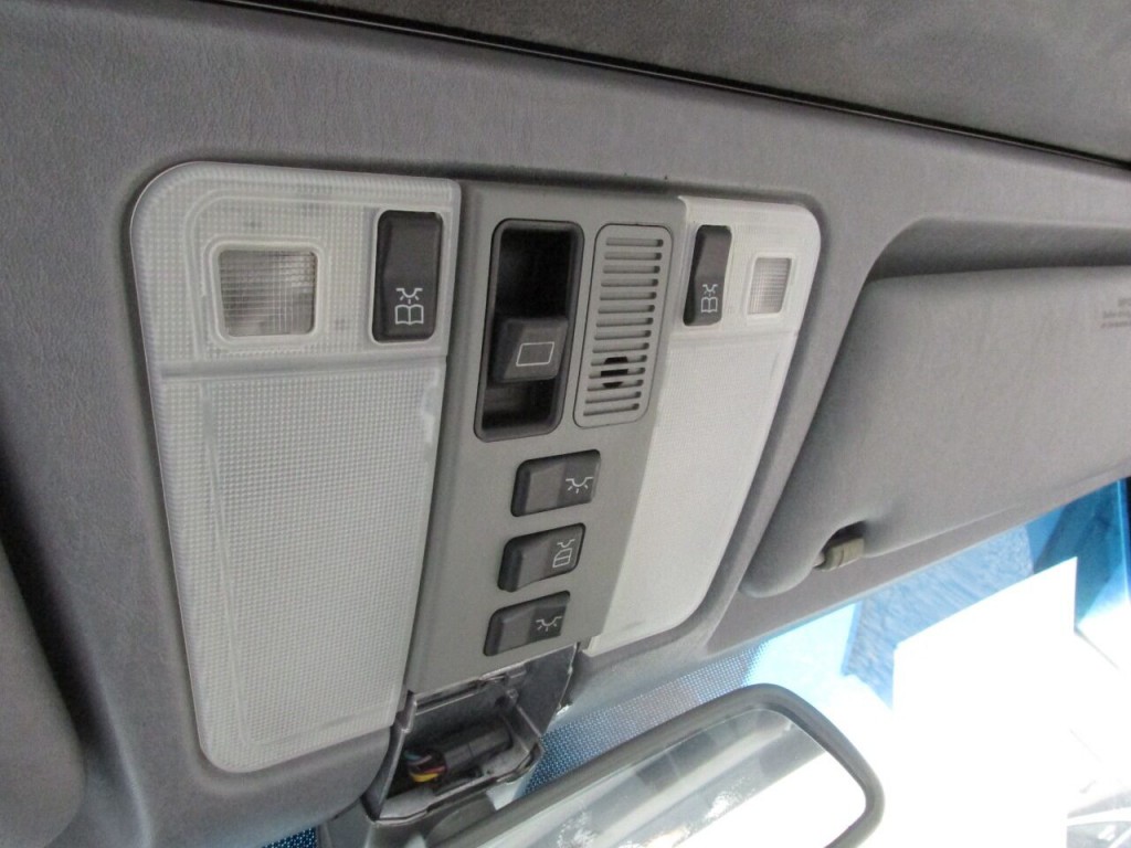 1992 Mercedes-Benz 400-Class Image 36