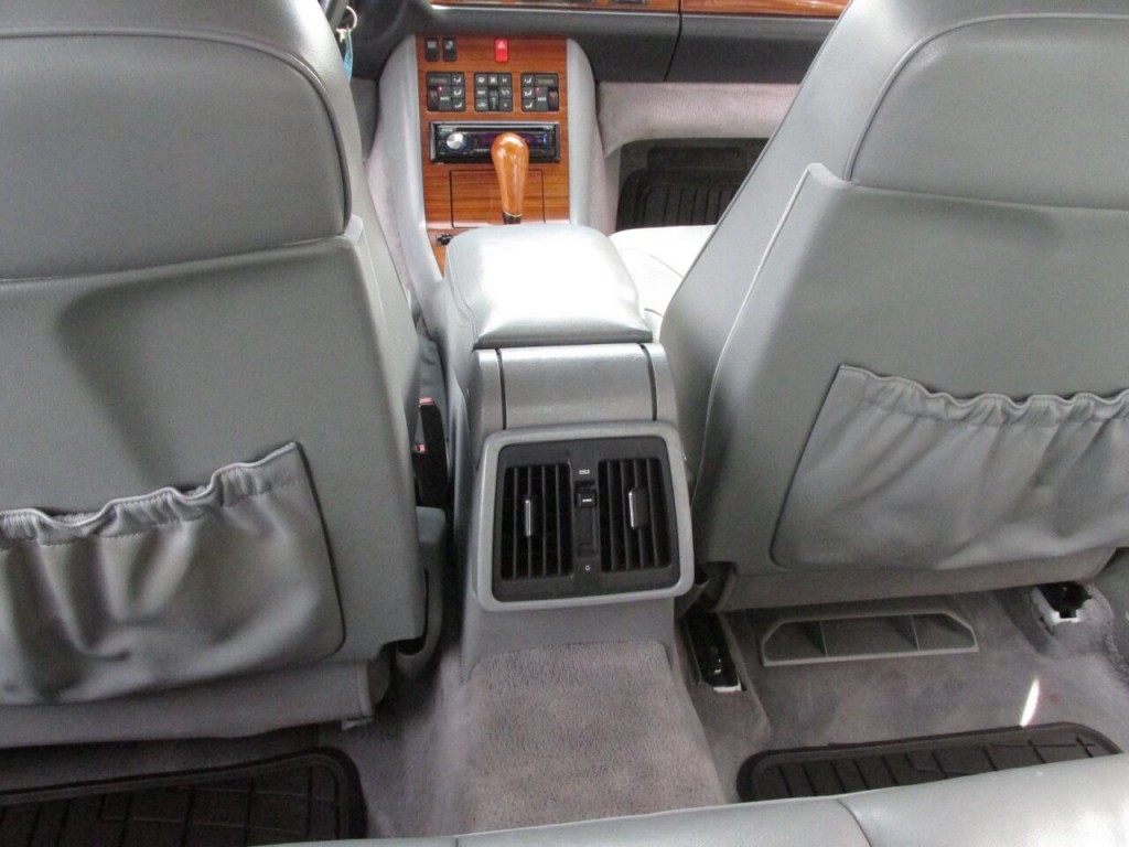 1992 Mercedes-Benz 400-Class Image 39