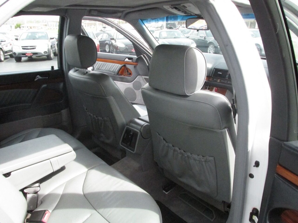 1992 Mercedes-Benz 400-Class Image 40