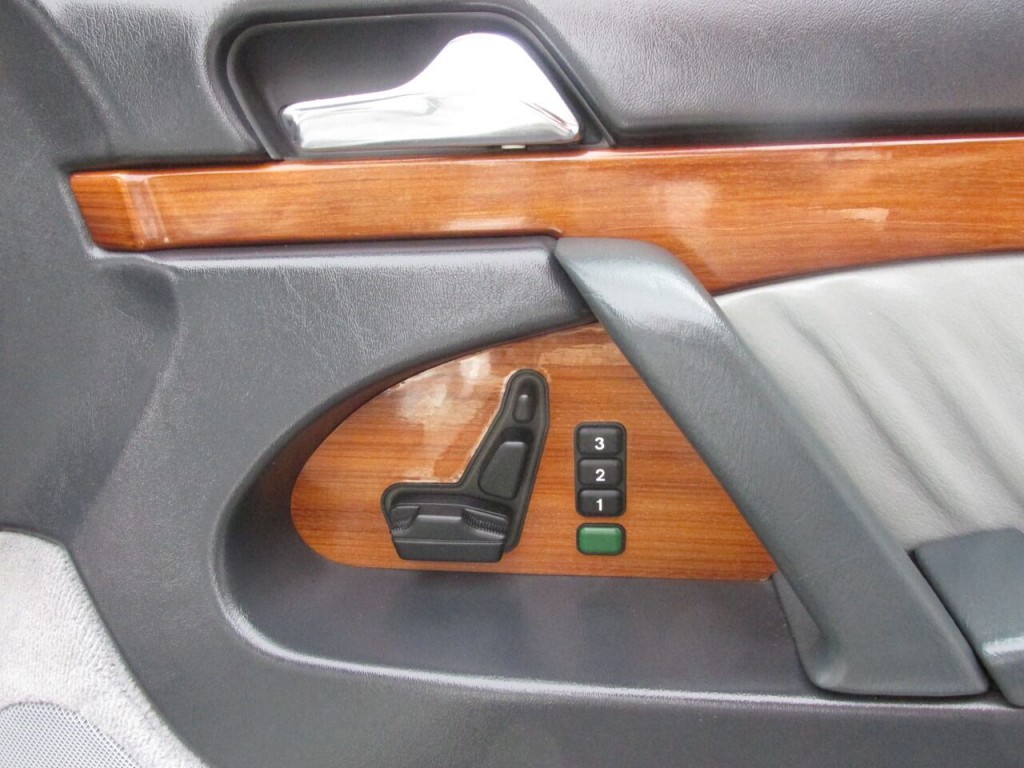 1992 Mercedes-Benz 400-Class Image 41