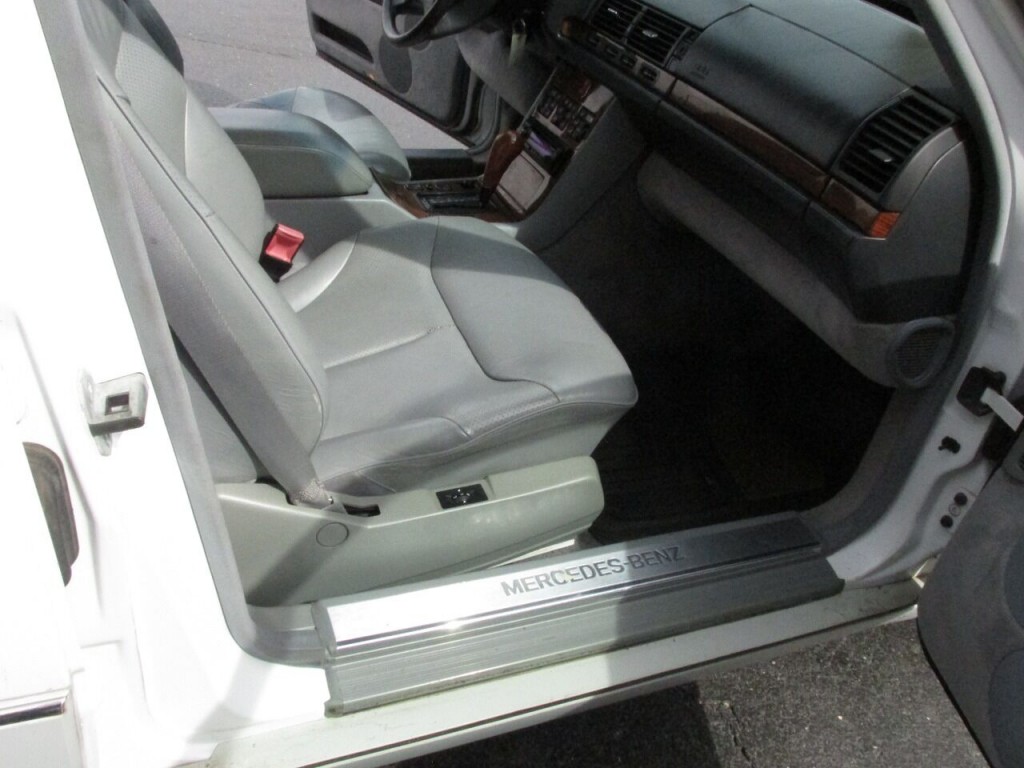 1992 Mercedes-Benz 400-Class Image 42